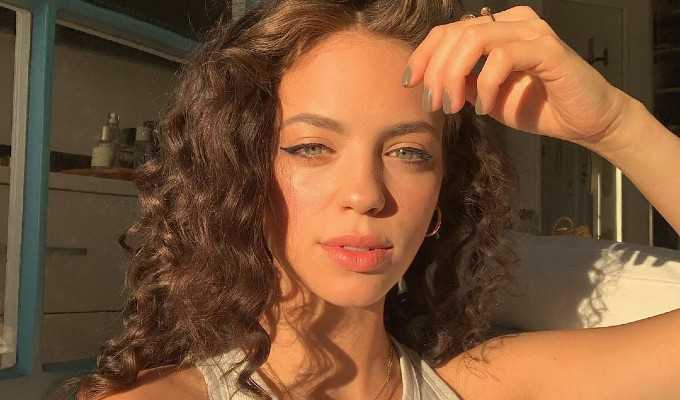 Claudia Sulewski Claudia Sulewski